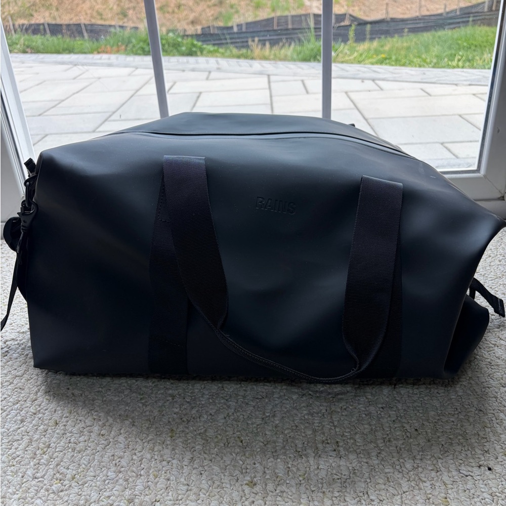 Rains Black Duffel Bag - Weekend bag 1320 Black. Personal size Togo bag.